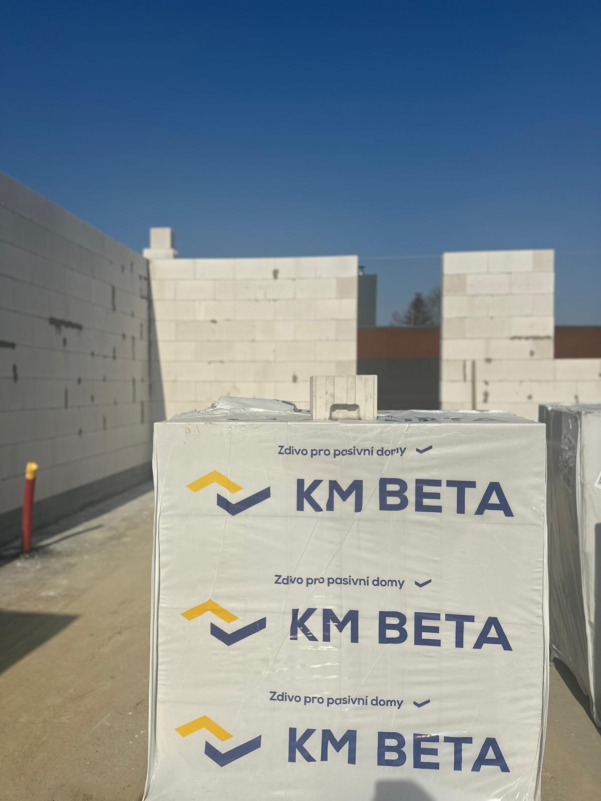 Detail balení KM Beta s rozestavěným domem v pozadí